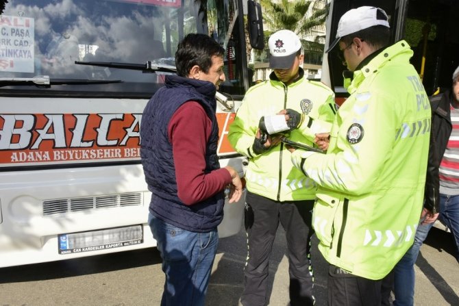 Polis yolcu kılığına girip kurallara uymayan şoförlere ceza kesti