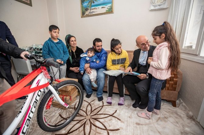 Başkan Soyer’den başarılı ortaokul öğrencisine bisiklet hediyesi