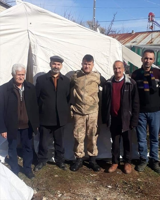 Mehmetçik, Baskil'de depremzedeler için çadır kurdu