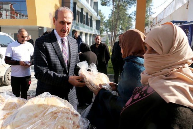 Kuveyt ve İngiltere merkezli dernekler Akçakale’de ekmek dağıttı