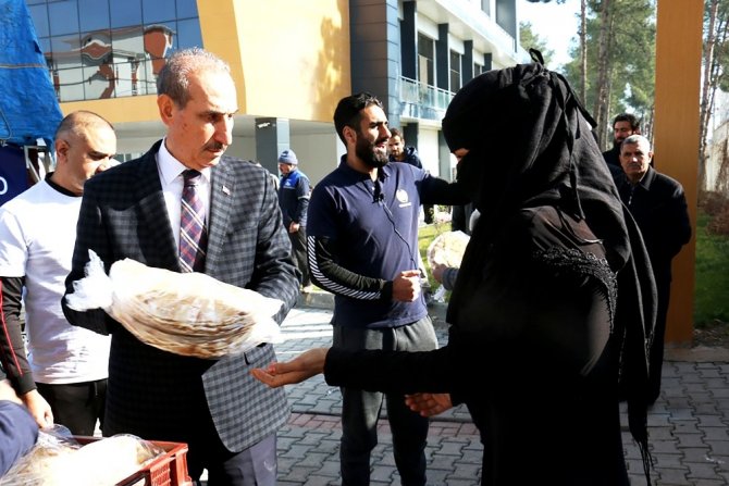 Kuveyt ve İngiltere merkezli dernekler Akçakale’de ekmek dağıttı