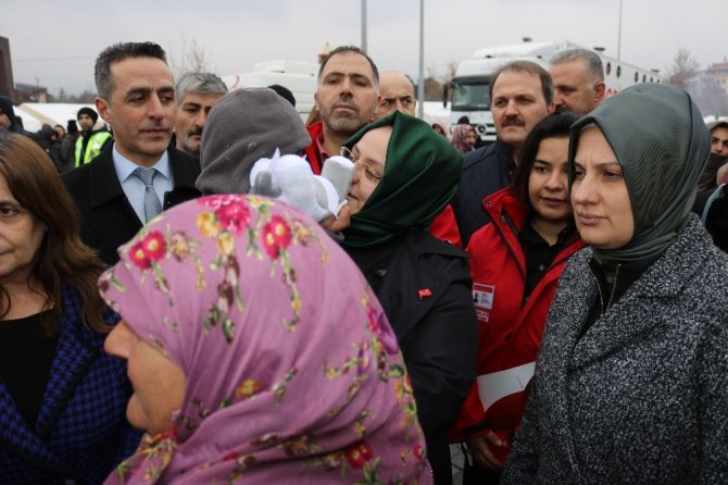 Aile Bakanı Selçuk, depremzedelerle bir araya geldi