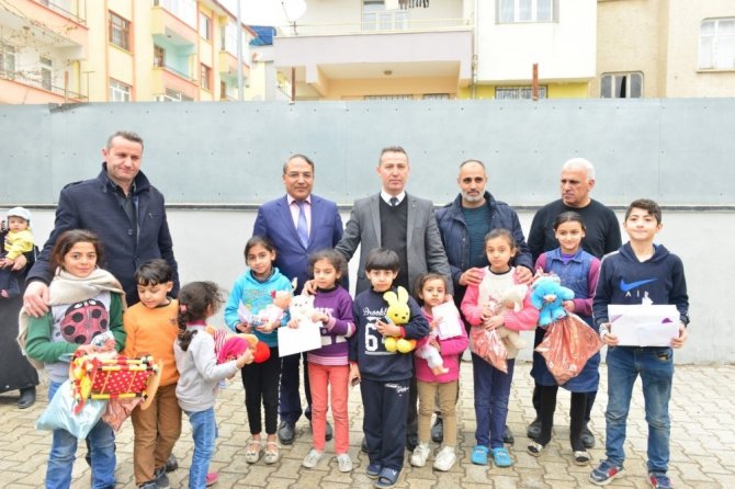 Amasya’dan Elazığlı depremzede çocuklara yüzlerce oyuncak ve mektup