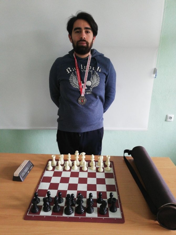 Satranç turnuvasında ikinci oldu