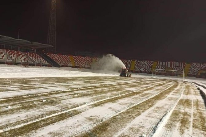 Eksi 10 derecede futbol sahasında kar temizleme çalışması