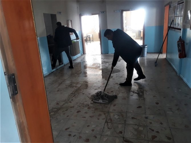 Özalp Belediyesi okulları temizledi