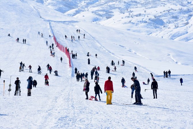 Muş'ta sezonu açan kayak merkezinde "ilk gün" yoğunluğu