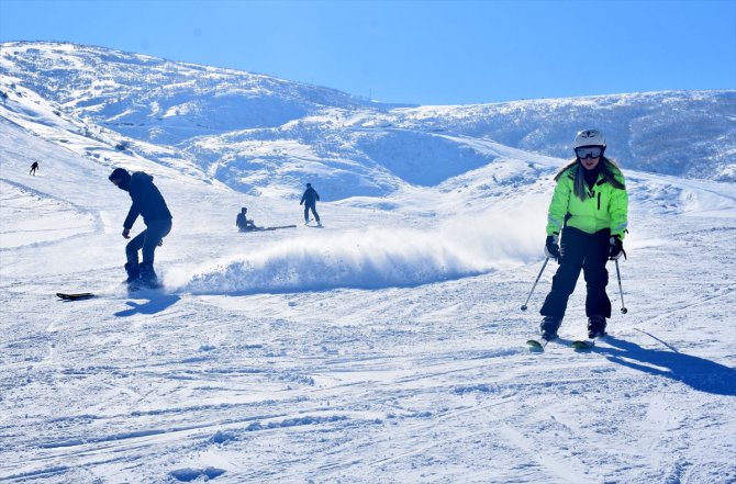 Muş'ta sezonu açan kayak merkezinde "ilk gün" yoğunluğu