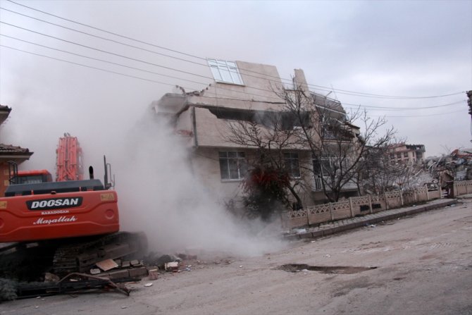 Depremde ağır hasar gören binaların kontrollü yıkımı görüntülendi