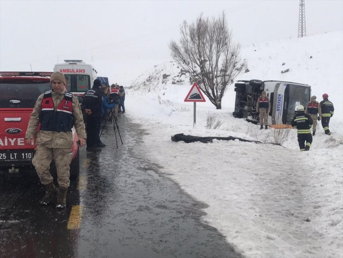 Erzurum'da yolcu midibüsü devrildi: 1 ölü, 12 yaralı