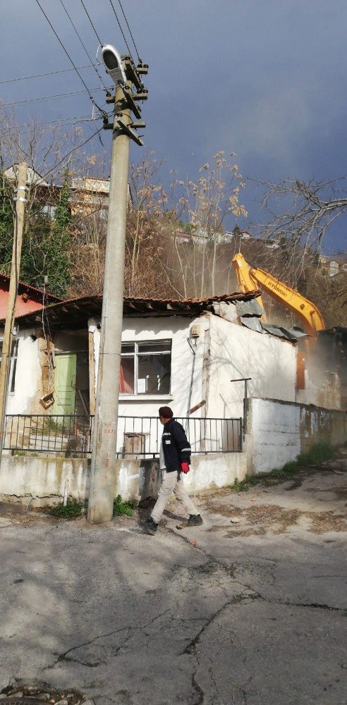İzmit’te tehlikeli binalar yıkılıyor