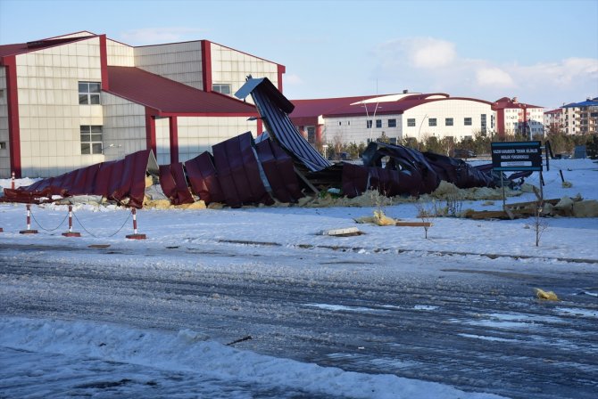 Ardahan'da yoğun kar ve tipi ulaşımı aksattı