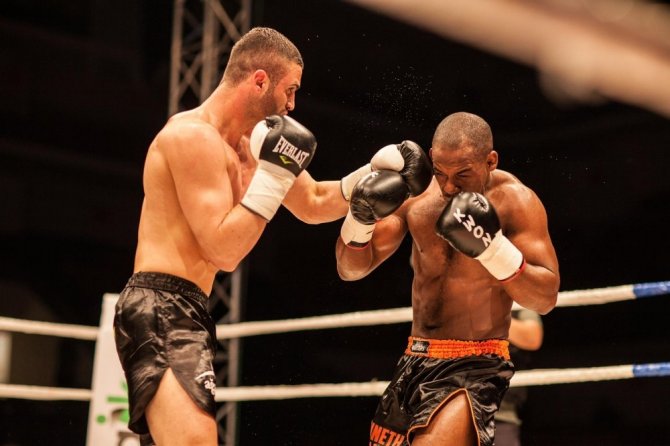 Mücahit Kulak, Hollandalı rakibini ezdi geçti