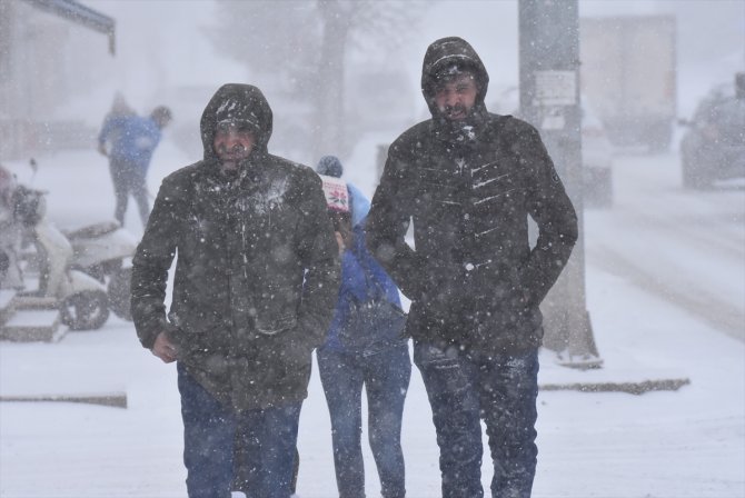 Erzurum, Ardahan ve Kars'ta kar yağışı ve fırtına etkili oluyor