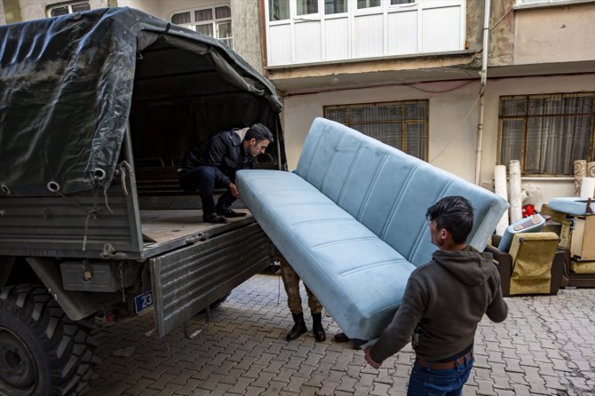 GÜNCELLEME - Elazığ'da jandarma depremzedelerin ev eşyasını taşıyor