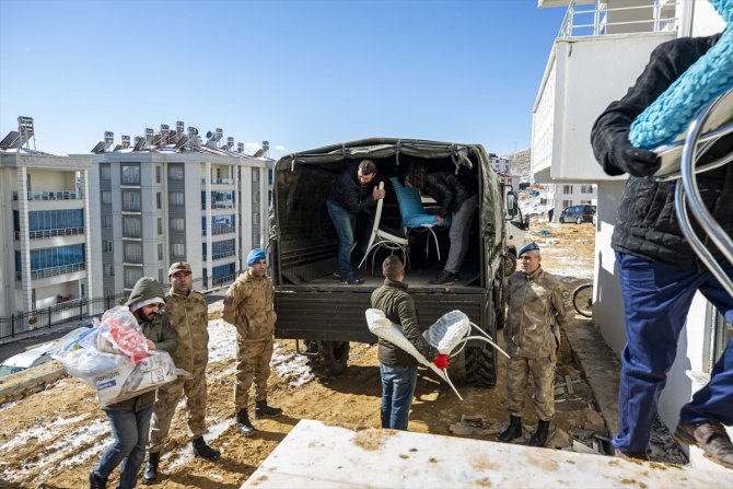 GÜNCELLEME - Elazığ'da jandarma depremzedelerin ev eşyasını taşıyor