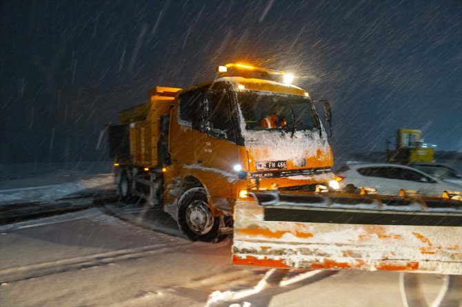 GÜNCELLEME - Kar yağışı nedeniyle trafiğe kapatılan Iğdır-Ağrı kara yolu ulaşıma açıldı