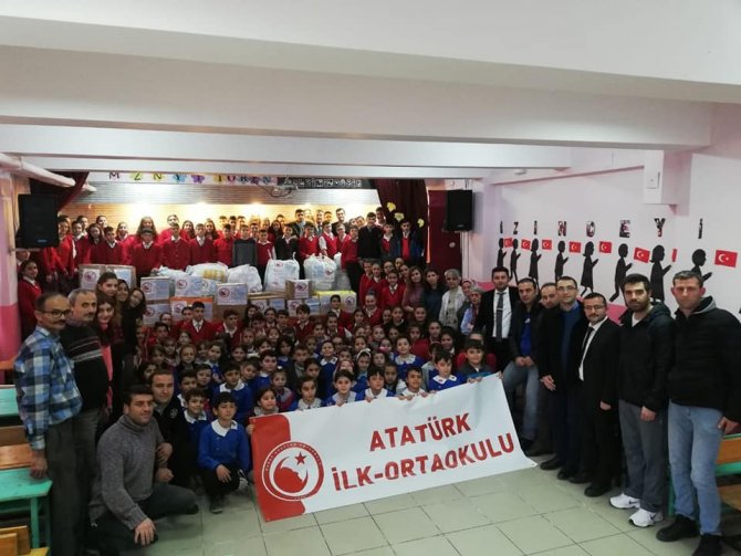 Depremzedelere yardım edebilmek için hayır düzenlediler