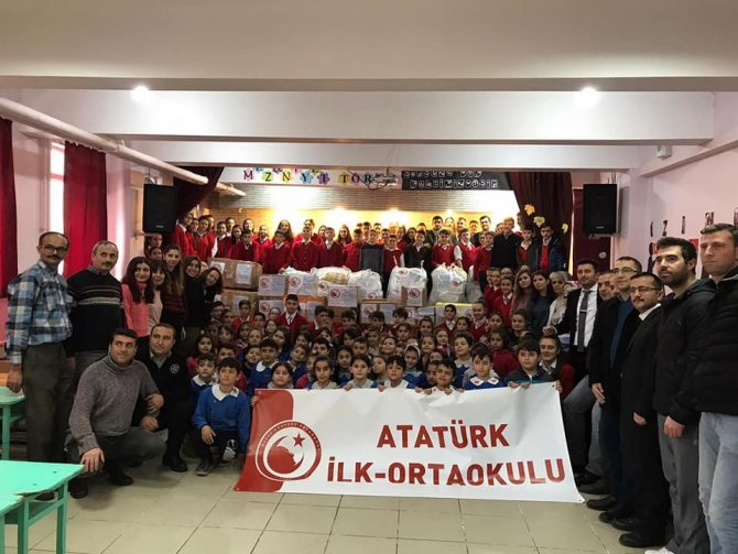 Depremzedelere yardım edebilmek için hayır düzenlediler