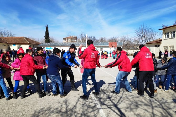 Elazığ'da depremzede çocukların yüzü geleneksel oyunlarla gülüyor