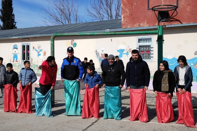 Elazığ'da depremzede çocukların yüzü geleneksel oyunlarla gülüyor