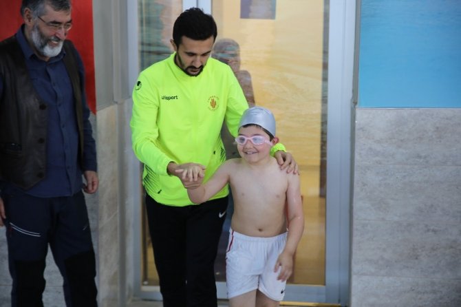 Ümraniye’de özel öğrencilere özel yüzme eğitimi
