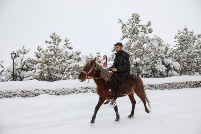 Kar nedeniyle yollar kapanınca muayene olmaya atıyla gitti