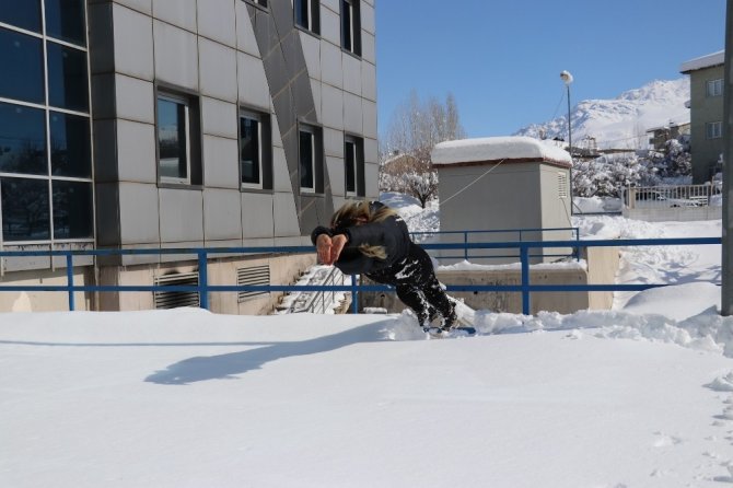 Yüzme havuzunu bırakıp karda antrenman yaptı