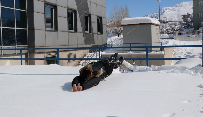 Yüzme havuzunu bırakıp karda antrenman yaptı