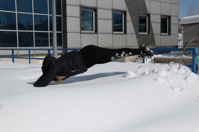 Yüzme havuzunu bırakıp karda antrenman yaptı