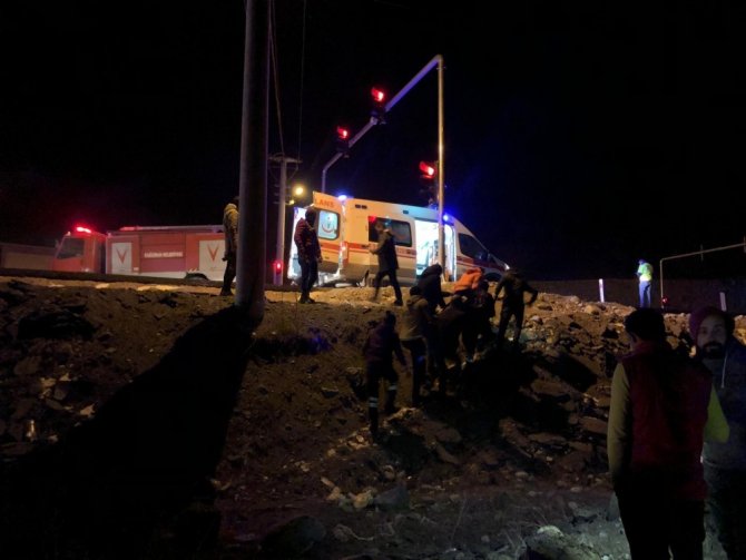 Kars’ta otomobil şarampole uçtu: 2 yaralı