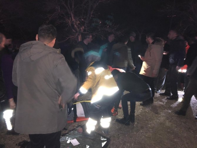 Kars’ta otomobil şarampole uçtu: 2 yaralı