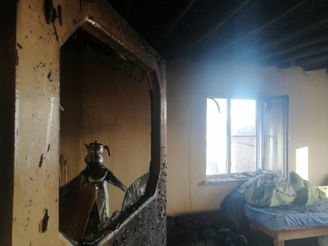 Müstakil evde sobadan sıçrayan kıvılcım yangına neden oldu