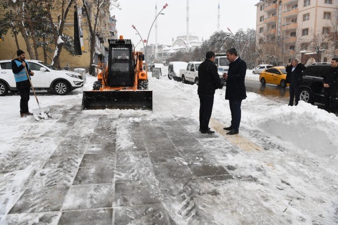 Muş Belediyesinin karla mücadele mesaisi devam ediyor