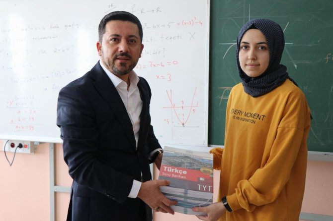 Nevşehir Belediyesi tarafından üniversiteye hazırlanan öğrencilere kitap seti dağıtıldı