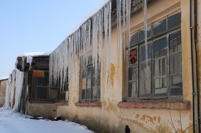 Çatılarda 2 metreyi bulan buz sarkıtları oluştu