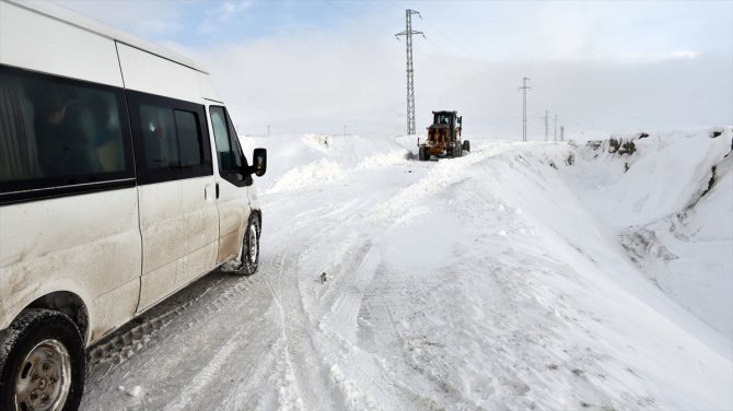Ağrı'da kar ve tipi nedeniyle yolda mahsur kalan 13'ü öğrenci 15 kişi kurtarıldı