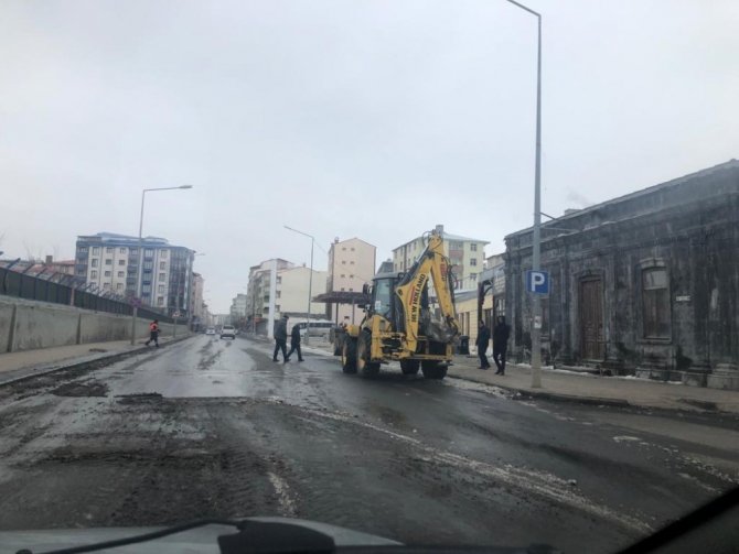 Kars Belediyesi caddelerin karını temizliyor