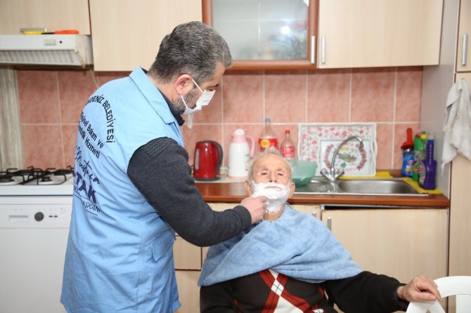 Akdeniz Belediyesi, evde bakım ve temizlik hizmetiyle yüzlerce kişiye ulaştı