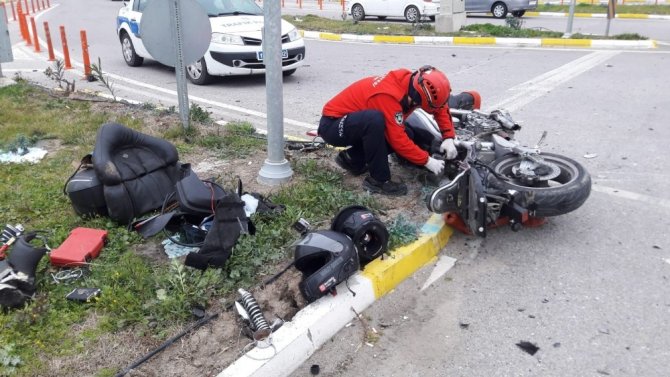 Burhaniye’de motosiklet ile araç çarpıştı: 2 yaralı