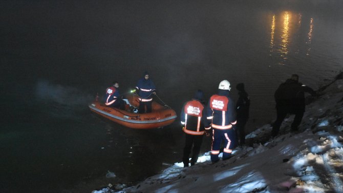 GÜNCELLEME - Malatya'da gölete düşen otomobildeki kadın öldü, 3 kişi kurtarıldı