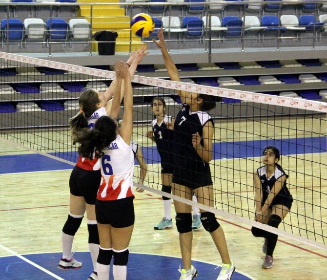 Malatya'da okullararası yıldızlar voleybol grup maçları başladı