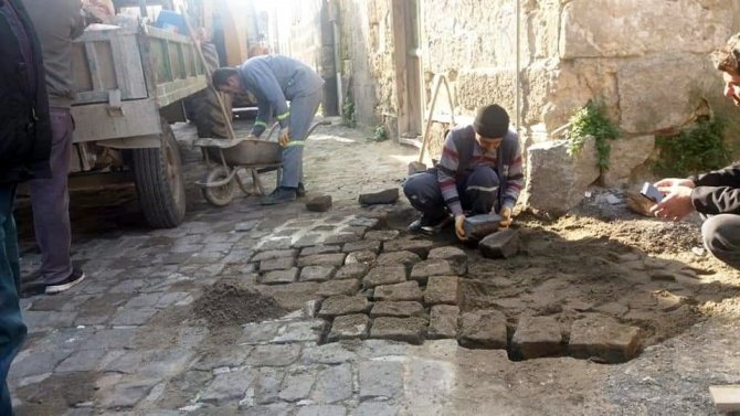 Tarsus’ta bozulan yolların onarımı sürüyor