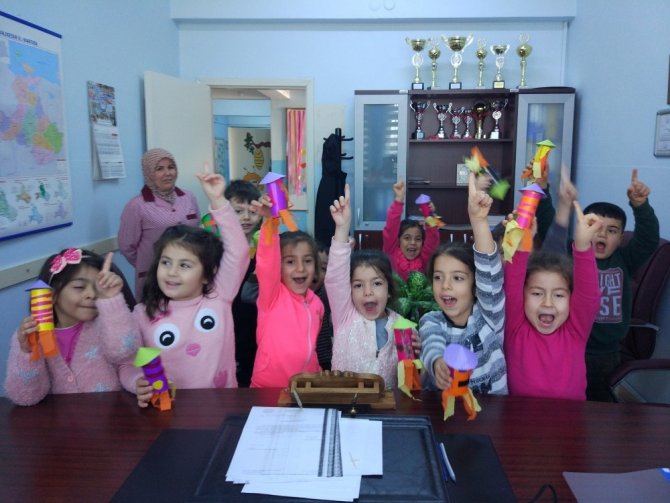 Minik uzaylılar müdür odasına indi