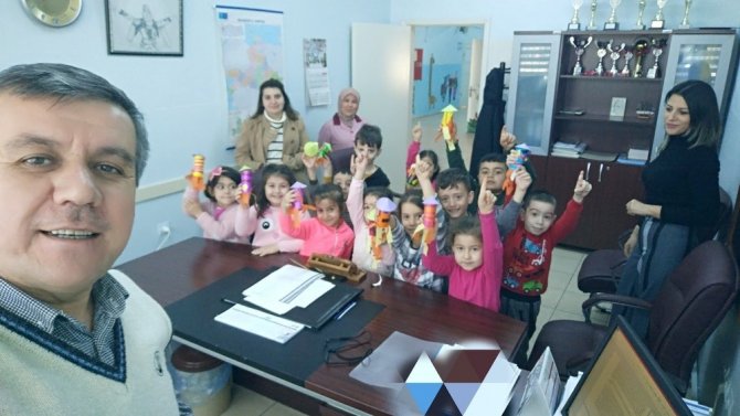 Minik uzaylılar müdür odasına indi