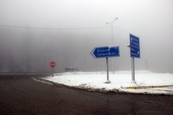 Bolu Dağı’nda hafif kar yağışı ve sis etkili oluyor