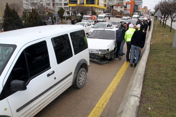 Kırıkkale’de 3 araçlı trafik kazası: 1 yaralı