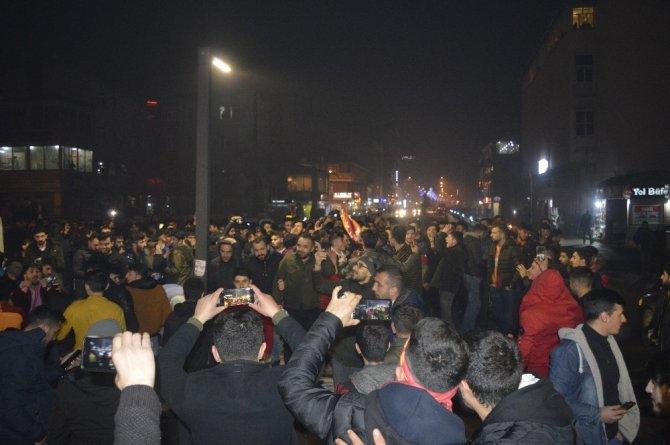 Ağrı’da Galatasaraylı taraftarlar, 20 yıl sonra gelen Kadıköy galibiyetini coşkuyla kutladı