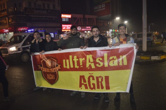 Ağrı’da Galatasaraylı taraftarlar, 20 yıl sonra gelen Kadıköy galibiyetini coşkuyla kutladı