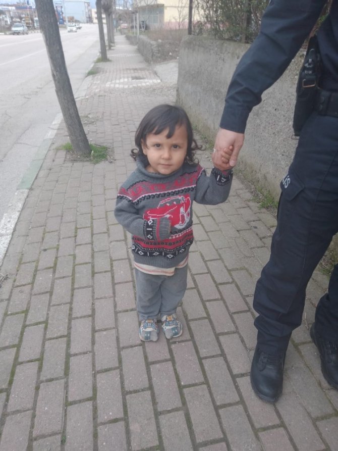 Polis amcaları sokak sokak dolaşıp küçük Adem’in ailesini aradı